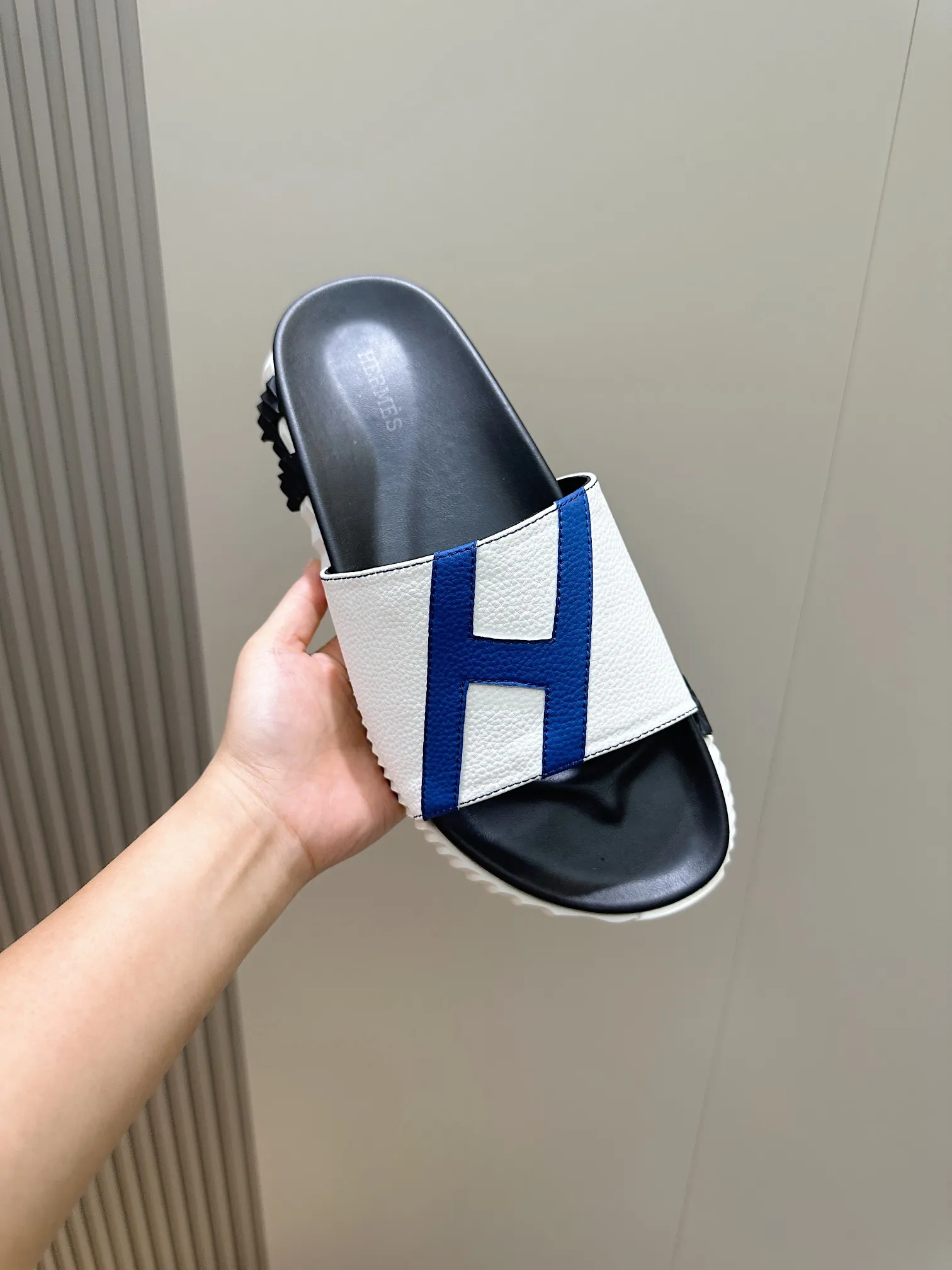 Factory price: 360💰Hermès [HERMÈS] Top Herme*H Home Hermès Men's Sandals and Slippers-Original Reproduction. Purchase the original version and make it one to one. The outsole is privately molded. The color of the outsole corresponding to each color is the same as the original version. Come to those who know the stuff 💪 The ultra-light soles are designed in contrasting colors, and they feel so comfortable on your feet! Calfskin, cowhide feet, private model outsole. Size: 39-44 (customized at 38.45)